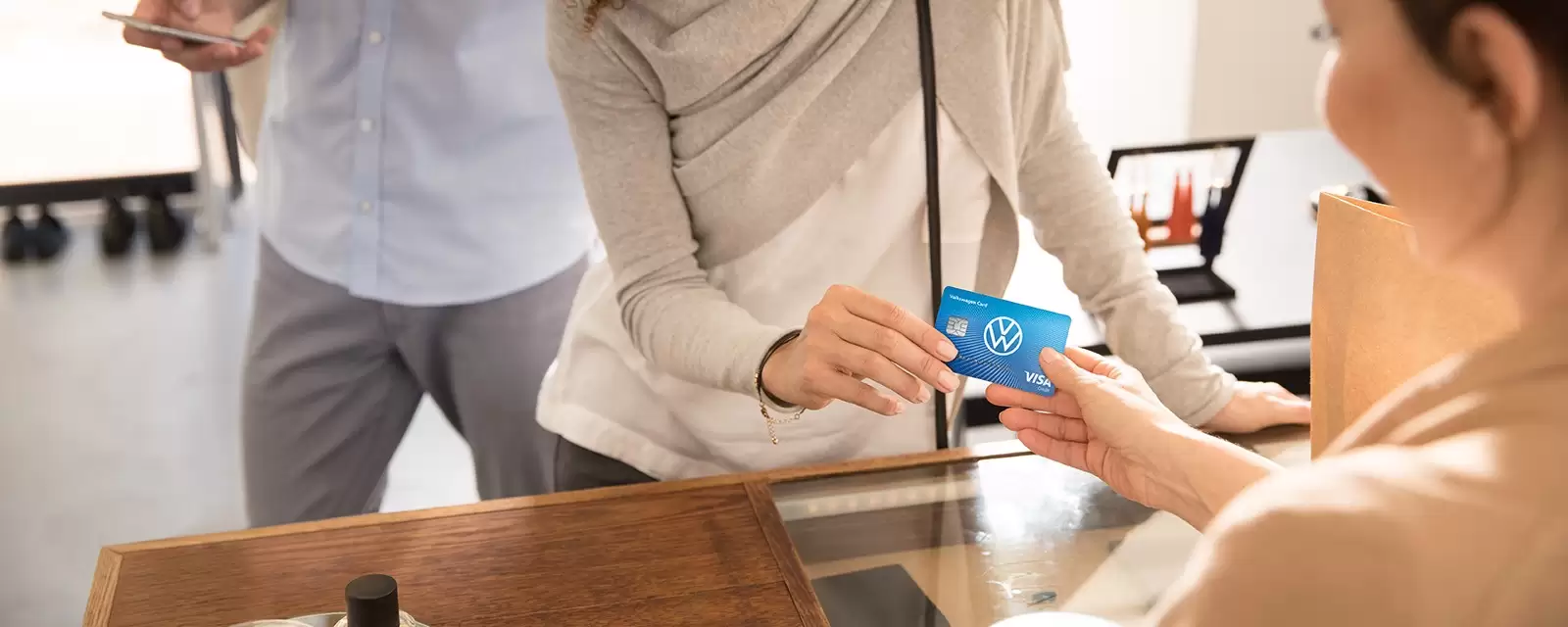 Frau bezahlt mit Visa Card